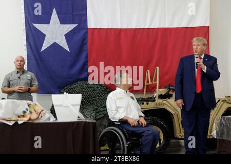 Edinburg, Texas, États-Unis. 19 novembre 2023. L'ancien président DONALD TRUMP prononce une allocution avec le gouverneur du Texas GREG ABBOTT à l'aéroport international du Texas du Sud le 19 novembre 2023 à Edinburg, Texas. Trump et Abbott ont servi des repas à la Garde nationale du Texas et aux Texas DPS Troopers qui sont stationnés à la frontière entre les États-Unis et le Mexique pendant les vacances de Thanksgiving. Crédit : ZUMA Press, Inc./Alamy Live News Banque D'Images