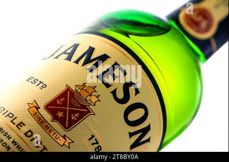 Ukraine, Chernigov 18/11/2023 - bouteille de whisky Jameson sur fond blanc, belle couleur de whisky Banque D'Images