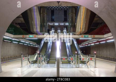 Les escaliers mécaniques à la station Rakoczi ter de la ligne 4 du métro à Budapest Banque D'Images