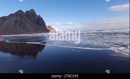 Imposantes montagnes de vestrahorn arctique, environnement islandais étonnant sur la péninsule de Stokksnes. Vue d'ensemble du paysage nordique glacial massif avec belle plage de sable noir en Islande. Banque D'Images