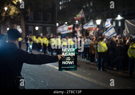 Londres, Royaume-Uni, 19 novembre 2023.Une manifestation et une veillée à Whitehall, Londres, organisées par Christian action Against Antisemitism : NEVER AGAIN IS NOW. Les orateurs, y compris les relations des personnes prises en otage par les terroristes du Hamas, se sont adressés à une foule importante qui s'était réunie pour soutenir Israël et la communauté juive du Royaume-Uni et du monde entier. (Tennessee Jones - Alamy Live News) Banque D'Images