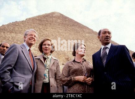 ROSALYNN CARTER (18 août 1927 - 19 novembre 2023) était une écrivaine et militante américaine, qui a été la première dame des États-Unis de 1977 à 1981, en tant qu'épouse du président Jimmy carter. Pendant les décennies où elle a travaillé dans la fonction publique, elle a été une militante de premier plan pour de nombreuses causes, y compris la santé mentale. PHOTO PRISE LE : 13 mars 1979, le Caire, Égypte : (G-D) le président américain JIMMY CARTER, la première dame ROSALYNN CARTER, JEHAN SADATE et le président égyptien ANOUAR SADATE devant les pyramides lors d'une visite au Caire. Crédit : Arthur Grace/ZUMAPRESS.com/Alamy Live News Banque D'Images