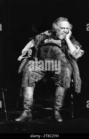 Joss Ackland (Sir John Falstaff) dans HENRY IV partie 1 de Shakespeare à la Royal Shakespeare Company (RSC), Barbican Theatre, Londres EC2 07/05/1982 musique : Guy Woolfenden design : John Napier éclairage : David Hersey combats : Malcolm Ranson réalisateur : Trevor Nunn Banque D'Images