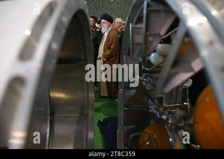 Téhéran, Iran. 19 novembre 2023. Le Guide suprême iranien, l’ayatollah ALI KHAMENEI (C), visite l’exposition sur les réalisations aérospatiales du corps des gardiens de la révolution islamique (CGRI) à l’Université des sciences et technologies aérospatiales d’Ashura. L'exposition comprend les secteurs des missiles, des drones, de la défense et de l'espace. (Image de crédit : © Bureau du leader suprême iranien via ZUMA Press Wire) USAGE ÉDITORIAL SEULEMENT! Non destiné à UN USAGE commercial ! Banque D'Images