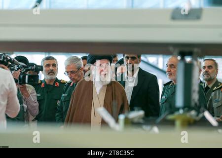 Téhéran, Iran. 19 novembre 2023. Le Guide suprême iranien, l’ayatollah ALI KHAMENEI (C), visite l’exposition sur les réalisations aérospatiales du corps des gardiens de la révolution islamique (CGRI) à l’Université des sciences et technologies aérospatiales d’Ashura. L'exposition comprend les secteurs des missiles, des drones, de la défense et de l'espace. (Image de crédit : © Bureau du leader suprême iranien via ZUMA Press Wire) USAGE ÉDITORIAL SEULEMENT! Non destiné à UN USAGE commercial ! Banque D'Images