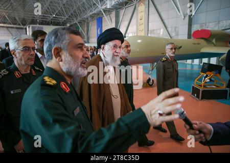 Téhéran, Iran. 19 novembre 2023. Le Guide suprême iranien, l’ayatollah ALI KHAMENEI (C), visite l’exposition sur les réalisations aérospatiales du corps des gardiens de la révolution islamique (CGRI) à l’Université des sciences et technologies aérospatiales d’Ashura. L'exposition comprend les secteurs des missiles, des drones, de la défense et de l'espace. (Image de crédit : © Bureau du leader suprême iranien via ZUMA Press Wire) USAGE ÉDITORIAL SEULEMENT! Non destiné à UN USAGE commercial ! Banque D'Images