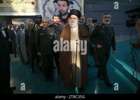 Téhéran, Iran. 19 novembre 2023. Le Guide suprême iranien, l’ayatollah ALI KHAMENEI (C), visite l’exposition sur les réalisations aérospatiales du corps des gardiens de la révolution islamique (CGRI) à l’Université des sciences et technologies aérospatiales d’Ashura. L'exposition comprend les secteurs des missiles, des drones, de la défense et de l'espace. (Image de crédit : © Bureau du leader suprême iranien via ZUMA Press Wire) USAGE ÉDITORIAL SEULEMENT! Non destiné à UN USAGE commercial ! Banque D'Images