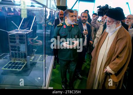 Téhéran, Iran. 19 novembre 2023. Le Guide suprême iranien, l'ayatollah ALI KHAMENEI (à droite), visite l'exposition sur les réalisations aérospatiales du corps des gardiens de la révolution islamique (CGRI) à l'Université des sciences et technologies aérospatiales d'Ashura. L'exposition comprend les secteurs des missiles, des drones, de la défense et de l'espace. (Image de crédit : © Bureau du leader suprême iranien via ZUMA Press Wire) USAGE ÉDITORIAL SEULEMENT! Non destiné à UN USAGE commercial ! Banque D'Images