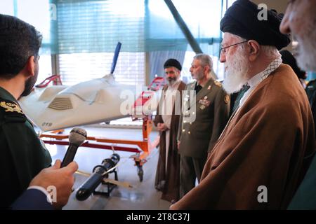 Téhéran, Iran. 19 novembre 2023. Le Guide suprême iranien, l'ayatollah ALI KHAMENEI (à droite), visite l'exposition sur les réalisations aérospatiales du corps des gardiens de la révolution islamique (CGRI) à l'Université des sciences et technologies aérospatiales d'Ashura. L'exposition comprend les secteurs des missiles, des drones, de la défense et de l'espace. (Image de crédit : © Bureau du leader suprême iranien via ZUMA Press Wire) USAGE ÉDITORIAL SEULEMENT! Non destiné à UN USAGE commercial ! Banque D'Images