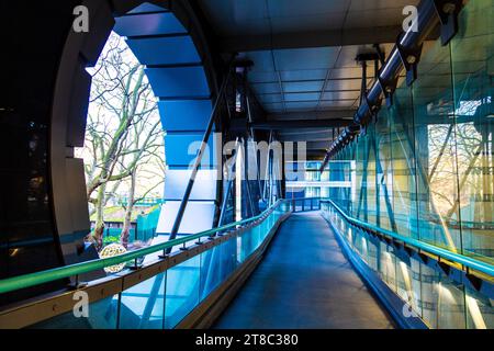 Passerelle dans l'Embankment place, complexe de bureaux et de commerces postmoderne des années 1980 construit au-dessus de la gare de Charing Cross, Londres, Angleterre Banque D'Images