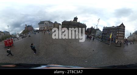 Vue panoramique à 360° de Bâtiments historiques et modernes des pays-Bas dans le centre-ville d'Amsterdam