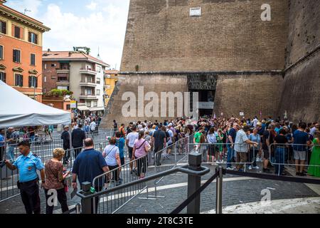 Musée du Vatican avec de nombreux touristes debout dans la ligne Rome Italie Banque D'Images