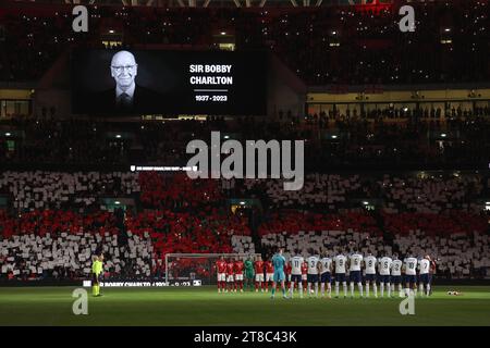 Londres, Royaume-Uni. 17 novembre 2023. Une minute d'applaudissements pour Sir Bobby Charlton lors du match de qualification Angleterre - Malte UEFA Euro 2024 au stade de Wembley, Londres, Royaume-Uni, le 17 novembre 2023. Crédit : Paul Marriott/Alamy Live News Banque D'Images