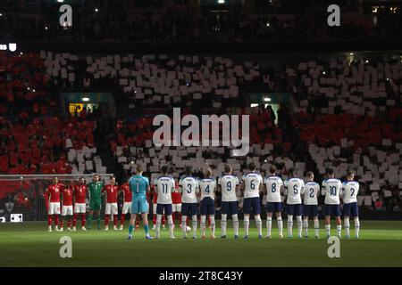 Londres, Royaume-Uni. 17 novembre 2023. Une minute d'applaudissements pour Sir Bobby Charlton lors du match de qualification Angleterre - Malte UEFA Euro 2024 au stade de Wembley, Londres, Royaume-Uni, le 17 novembre 2023. Crédit : Paul Marriott/Alamy Live News Banque D'Images