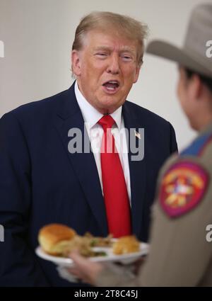 Edinburg, Texas États-Unis, novembre 19 2023 : l'ancien président DONALD TRUMP rit avec un soldat du Département de la sécurité publique du Texas à l'aéroport international du Texas du Sud . Photo de piscine par Delcia Lopez Banque D'Images