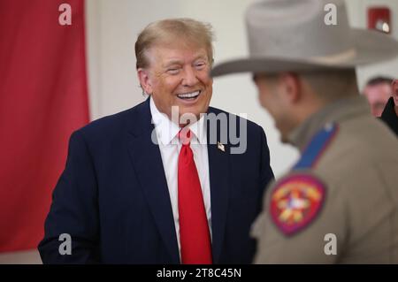 Edinburg, Texas États-Unis, novembre 19 2023 : l'ancien président DONALD TRUMP rit avec un soldat du Département de la sécurité publique du Texas à l'aéroport international du Texas du Sud . Photo de piscine par Delcia Lopez Banque D'Images