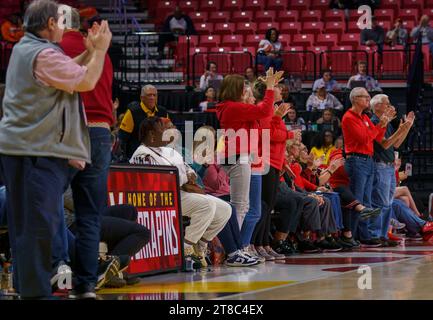 College Park, États-Unis. 19 novembre 2023. COLLEGE PARK, MD - NOVEMBRE 19 : les fans du Maryland applaudissent un match crucial lors d'un match féminin de basket-ball universitaire entre les Terrapins du Maryland et les Orange de Syracuse, le 19 novembre 2023, au Xfinity Center, à College Park, Maryland. (Photo de Tony Quinn/SipaUSA) crédit : SIPA USA/Alamy Live News Banque D'Images