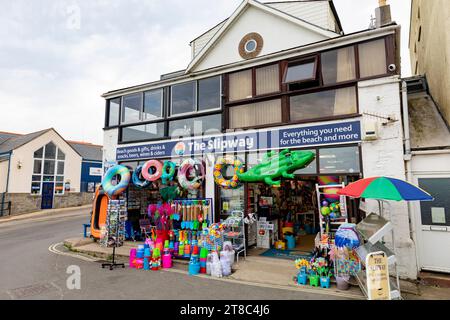 Magasin traditionnel de marchandises de plage de Lyme Regis Dorset sur la promenade vendant des seaux et des bêches, jouets gonflables de plage, Angleterre, Royaume-Uni, 2023 Banque D'Images