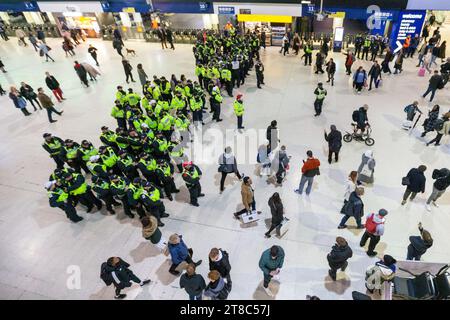 Waterloo Station Londres, Royaume-Uni. 18 novembre 2023. Les manifestants organisent un sit-in à Waterloo Station à Londres, appelant à un cessez-le-feu et à la fin de l'occupation de la Palestine. La police a exécuté une ordonnance de la section 14a de la LOI de 1986 SUR L'ORDRE PUBLIC interdisant la tenue d'un rassemblement intrus pour disperser le rassemblement. Abdullah Bailey/Alamy Live News Banque D'Images