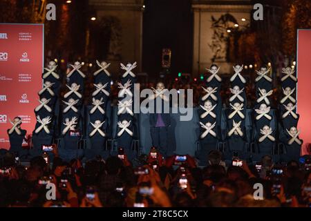 Paris, France. 19 novembre 2023. Sadeck Berrabah et ses danseurs assistent au lancement des lumières de Noël aux champs-Elysées à Paris, France, le 19 novembre 2023. Photo Aurore Marechal/ABACAPRESS.COM crédit : Abaca Press/Alamy Live News Banque D'Images