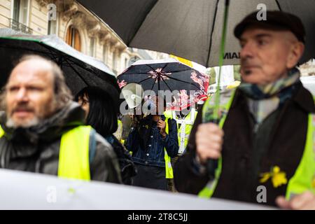 Paris, France. 18 novembre 2023. Les manifestants des gilets jaunes ont vu chanter des slogans lors de la manifestation du cinquième anniversaire du mouvement. Environ 450 personnes étaient présentes à la manifestation des gilets Jaunes (gilets jaunes) pour marquer le cinquième anniversaire du mouvement. Selon la police, huit manifestants ont été arrêtés lors de la manifestation. Le mouvement des gilets jaunes est né en 2018 pour critiquer la politique d'Emmanuel Macron. Crédit : SOPA Images Limited/Alamy Live News Banque D'Images