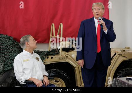 Edinburg, Texas, États-Unis. 19 novembre 2023. L'ancien président DONALD TRUMP Donald Trump prononce une allocution avec le gouverneur du Texas GREG ABBOTT à l'aéroport international du Texas du Sud le 19 novembre 2023 à Edinburg, au Texas. Trump et Abbott ont servi des repas aux soldats de la Garde nationale du Texas et du Département de la sécurité publique du Texas (DPS) qui sont stationnés à la frontière entre les États-Unis et le Mexique pendant les vacances de Thanksgiving. Crédit : ZUMA Press, Inc./Alamy Live News Banque D'Images