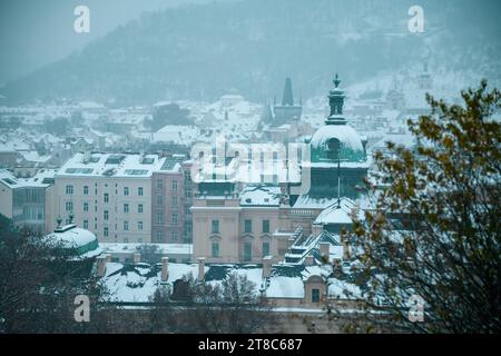 Paysage en hiver à Prague, République tchèque avec le dôme de l'Académie Straka. Banque D'Images