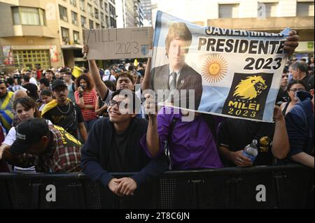 Buenos Aires, Argentine. 19 novembre 2023. Les partisans du candidat conservateur de droite Milei attendent les résultats des élections après le deuxième tour. Crédit : Igor Wagner/dpa/Alamy Live News Banque D'Images