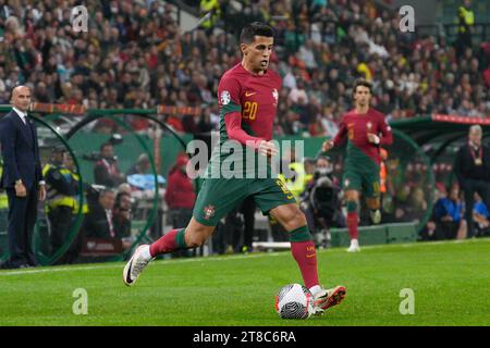 Lisbonne, Portugal. 19 novembre 2023. Joao Cancelo du Portugal en action lors du match de football du groupe J des qualifications européennes de l'UEFA entre le Portugal et l'Islande à l'est‡dio da Luz. Note finale : Portugal 2:0 Islande crédit : SOPA Images Limited/Alamy Live News Banque D'Images