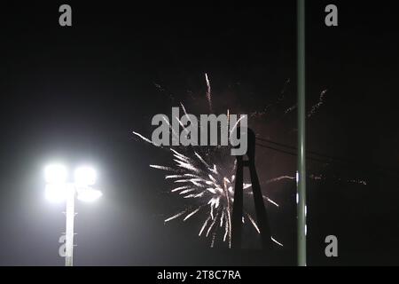 Newport, Royaume-Uni. 18 novembre 2023. Des feux d'artifice sont vus à Newport derrière la passerelle de la ville de Newport. United Rugby Championship, Dragons v Ospreys à Rodney Parade à Newport le samedi 18 novembre 2023. photo par Andrew Orchard/Andrew Orchard photographie sportive/Alamy Live News crédit : Andrew Orchard photographie sportive/Alamy Live News Banque D'Images