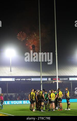 Newport, Royaume-Uni. 18 novembre 2023. Une vue générale des joueurs de Dragons alors que des feux d'artifice se déclenchent à Newport. United Rugby Championship, Dragons v Ospreys à Rodney Parade à Newport le samedi 18 novembre 2023. photo par Andrew Orchard/Andrew Orchard photographie sportive/Alamy Live News crédit : Andrew Orchard photographie sportive/Alamy Live News Banque D'Images
