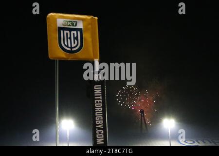 Newport, Royaume-Uni. 18 novembre 2023. Le drapeau de la ligne de contact de marque URC est représenté alors que des feux d'artifice se déclenchent à Newport. United Rugby Championship, Dragons v Ospreys à Rodney Parade à Newport le samedi 18 novembre 2023. photo par Andrew Orchard/Andrew Orchard photographie sportive/Alamy Live News crédit : Andrew Orchard photographie sportive/Alamy Live News Banque D'Images