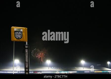Newport, Royaume-Uni. 18 novembre 2023. Le drapeau de la ligne de contact de marque URC est représenté alors que des feux d'artifice se déclenchent à Newport. United Rugby Championship, Dragons v Ospreys à Rodney Parade à Newport le samedi 18 novembre 2023. photo par Andrew Orchard/Andrew Orchard photographie sportive/Alamy Live News crédit : Andrew Orchard photographie sportive/Alamy Live News Banque D'Images