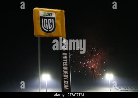 Newport, Royaume-Uni. 18 novembre 2023. Le drapeau de la ligne de contact de marque URC est représenté alors que des feux d'artifice se déclenchent à Newport. United Rugby Championship, Dragons v Ospreys à Rodney Parade à Newport le samedi 18 novembre 2023. photo par Andrew Orchard/Andrew Orchard photographie sportive/Alamy Live News crédit : Andrew Orchard photographie sportive/Alamy Live News Banque D'Images