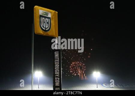 Newport, Royaume-Uni. 18 novembre 2023. Le drapeau de la ligne de contact de marque URC est représenté alors que des feux d'artifice se déclenchent à Newport. United Rugby Championship, Dragons v Ospreys à Rodney Parade à Newport le samedi 18 novembre 2023. photo par Andrew Orchard/Andrew Orchard photographie sportive/Alamy Live News crédit : Andrew Orchard photographie sportive/Alamy Live News Banque D'Images