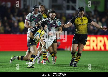 Newport, Royaume-Uni. 18 novembre 2023. Will Reed des Dragons court avec le ballon. United Rugby Championship, Dragons v Ospreys à Rodney Parade à Newport le samedi 18 novembre 2023. photo par Andrew Orchard/Andrew Orchard photographie sportive/Alamy Live News crédit : Andrew Orchard photographie sportive/Alamy Live News Banque D'Images