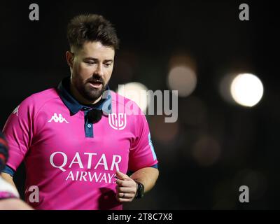 Newport, Royaume-Uni. 18 novembre 2023. L'arbitre Ben Whitehouse regarde. United Rugby Championship, Dragons v Ospreys à Rodney Parade à Newport le samedi 18 novembre 2023. photo par Andrew Orchard/Andrew Orchard photographie sportive/Alamy Live News crédit : Andrew Orchard photographie sportive/Alamy Live News Banque D'Images