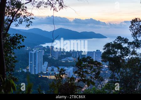 Batu Ferringhi et Penang Island littoral de Freedom Hill après le coucher du soleil. Malaisie. Banque D'Images