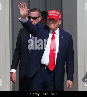 Edinburg, Texas États-Unis, novembre 19 2023:.l'ancien président DONALD TRUMP, candidat à l'investiture présidentielle républicaine, fait ses adieux à la foule qui s'est rassemblée à l'aéroport international du Texas du Sud où il a organisé un rassemblement rapide de campagne d'entrée-sortie. Photo de piscine par Delcia Lopez Banque D'Images