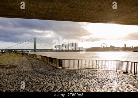 Rhein Hochwasser in Köln beim Pegel von 693 cm aus Sicht des Deutzer Rheinufers Höhe der Deutzer Brücke. Mit Blick auf den Rheinauhafen mit ihren markanten Kranbauten BEI Sonnenuntergang. 19.11.2023 Köln Deutz NRW Deutschland *** inondation du Rhin à Cologne à un niveau d'eau de 693 cm de la rive Deutz du Rhin à la hauteur du pont Deutz avec vue sur le Rheinauhafen avec ses grues frappantes au coucher du soleil 19 11 2023 Cologne Deutz NRW Allemagne crédit : Imago/Alamy Live News Banque D'Images