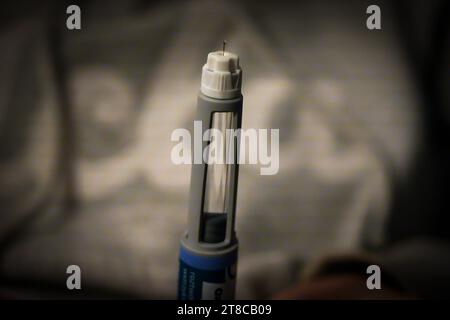 Varsovie, Pologne. 19 novembre 2023. Une femme tient un stylo à aiguille Ozempic sur cette photographie prise à Varsovie, en Pologne, le 19 novembre 2023. Le régulateur allemand BfArM envisage d’interdire l’exportation du médicament Ozempic pour la perte de poids, fabriqué par la société danoise Novo Nordisk en raison des pénuries causées par la popularité aux États-Unis. Ozempic est généralement prescrit à la patience avec le diabète ou un risque ou de contracter le diabète, mais Ozempc est également efficace comme solution autonome de perte de poids. (Photo Jaap Arriens/Sipa USA) crédit : SIPA USA/Alamy Live News Banque D'Images