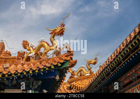 28.09.2021. HOHHOT, CHINE : les décorations des dragons sur le toit du temple Da Zhao ou Wuliang, un monastère bouddhiste tibétain de l'ordre Gelugpa à Hohh Banque D'Images