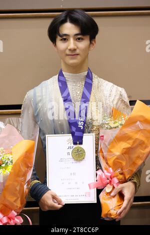 Kinoshita Kansei Ice Arena, Shiga, Japon. 19 novembre 2023. Shunsuke Nakamura, le 19 NOVEMBRE 2023 - Patinage artistique : tous les Championnats juniors du Japon de patinage artistique 2023 cérémonie de remise des prix masculins à la Kinoshita Kansei Ice Arena, Shiga, Japon. Crédit : YUTAKA/AFLO SPORT/Alamy Live News Banque D'Images