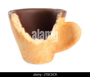 Mordre la tasse à biscuit avec du chocolat isolé sur blanc Banque D'Images