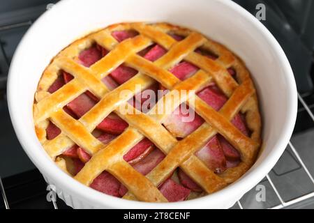 Plat de cuisson avec tarte aux pommes savoureuse dans le four ouvert, closeup Banque D'Images