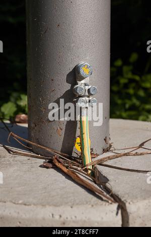 Fil de masse sur un lampadaire Banque D'Images