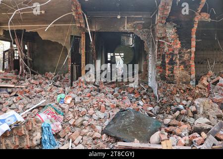 Cinq militants tués dans un combat d'armes à feu au Cachemire Sud 17 novembre 2023, Srinagar Cachemire, Inde : Une maison endommagée lors d'une fusillade dans le district de Kulgam du Cachemire Sud à environ 80 kilomètres de Srinagar où cinq militants ont été tués entre les forces de sécurité indiennes et des militants à Kulgam. Srinagar Kashmir India Copyright : xFirdousxNazirxEyepixxGroupx crédit : Imago/Alamy Live News Banque D'Images