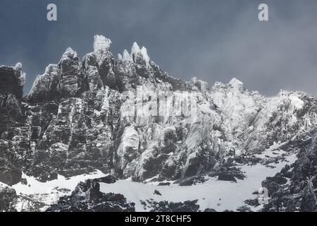 Montagnes en hiver, glace sur les falaises Banque D'Images