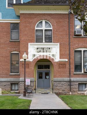 Fossil, OR, USA - 11 octobre 2023 ; nom et date du comté de Wheeler sur la porte du palais de justice à Fossil Oregon Banque D'Images