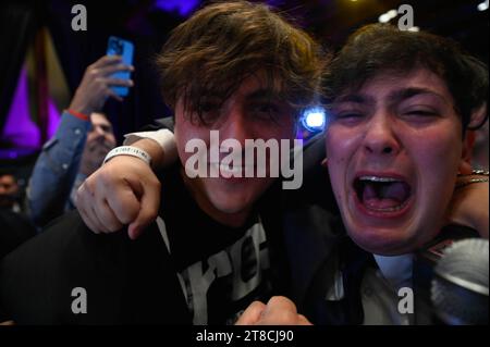 Buenos Aires, Argentine. 19 novembre 2023. Les partisans du candidat conservateur de droite à la présidentielle Javier Milei célèbrent la victoire électorale du candidat du parti la Libertad Avanza au siège de la campagne. Crédit : Igor Wagner/dpa/Alamy Live News Banque D'Images